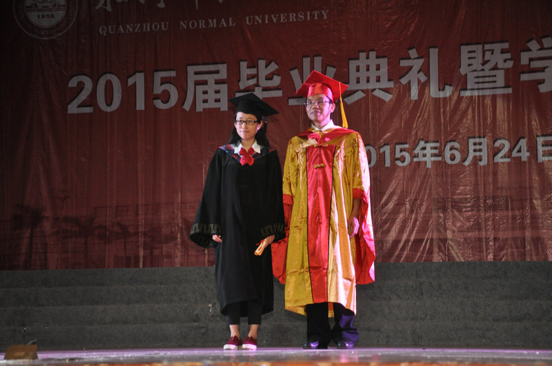 泉州师院李清彪校长为我院2015届毕业生   拨正流苏并合影留念