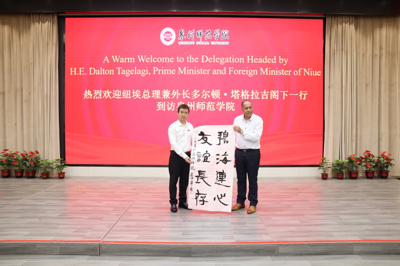 纽埃总理兼外长多尔顿·塔格拉吉...